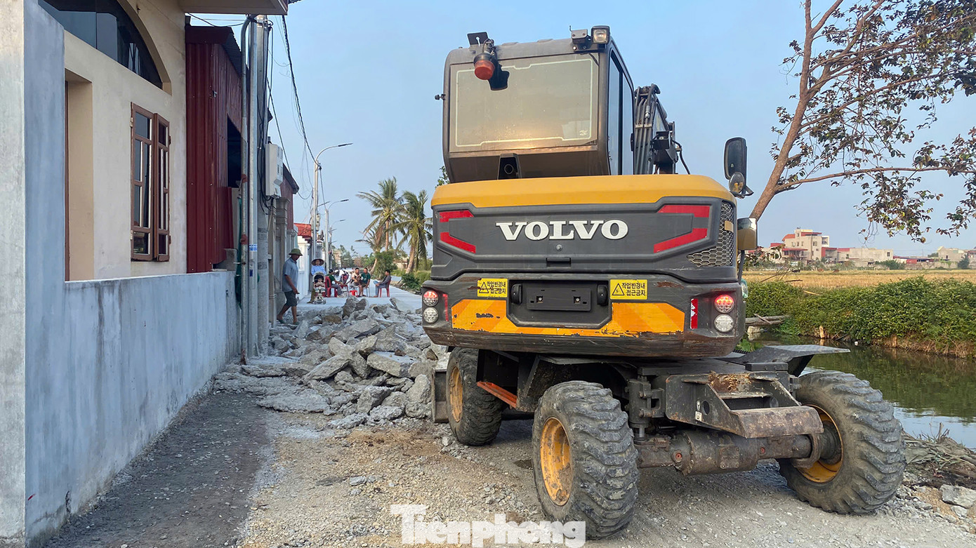 BQL Dự án đầu tư xây dựng huyện An Lão đã yêu cầu đơn vị nhà thầu phá dỡ một đoạn đường đã sử dụng bê tông trong ngày 12-13/11 để kiểm tra và cấp bê tông đảm bảo chất lượng thay thế để người dân làm đường.