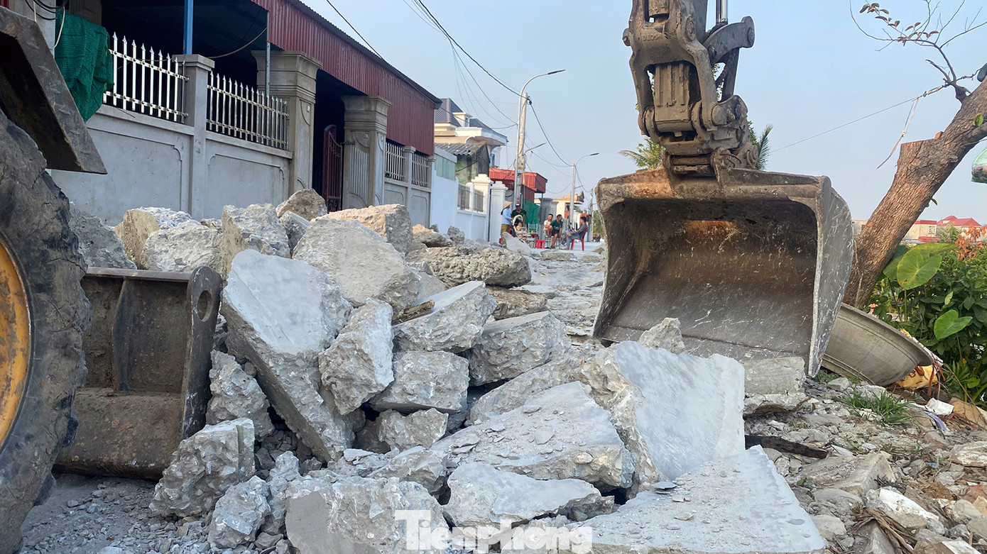 Tuyến đường này thực hiện kết hợp sức dân và hỗ trợ của cơ quan Nhà nước. Theo đó, người dân hiến đất, ngày công, tổ chức làm kết cấu, nền đường, còn huyện cấp bê tông để người dân thi công.