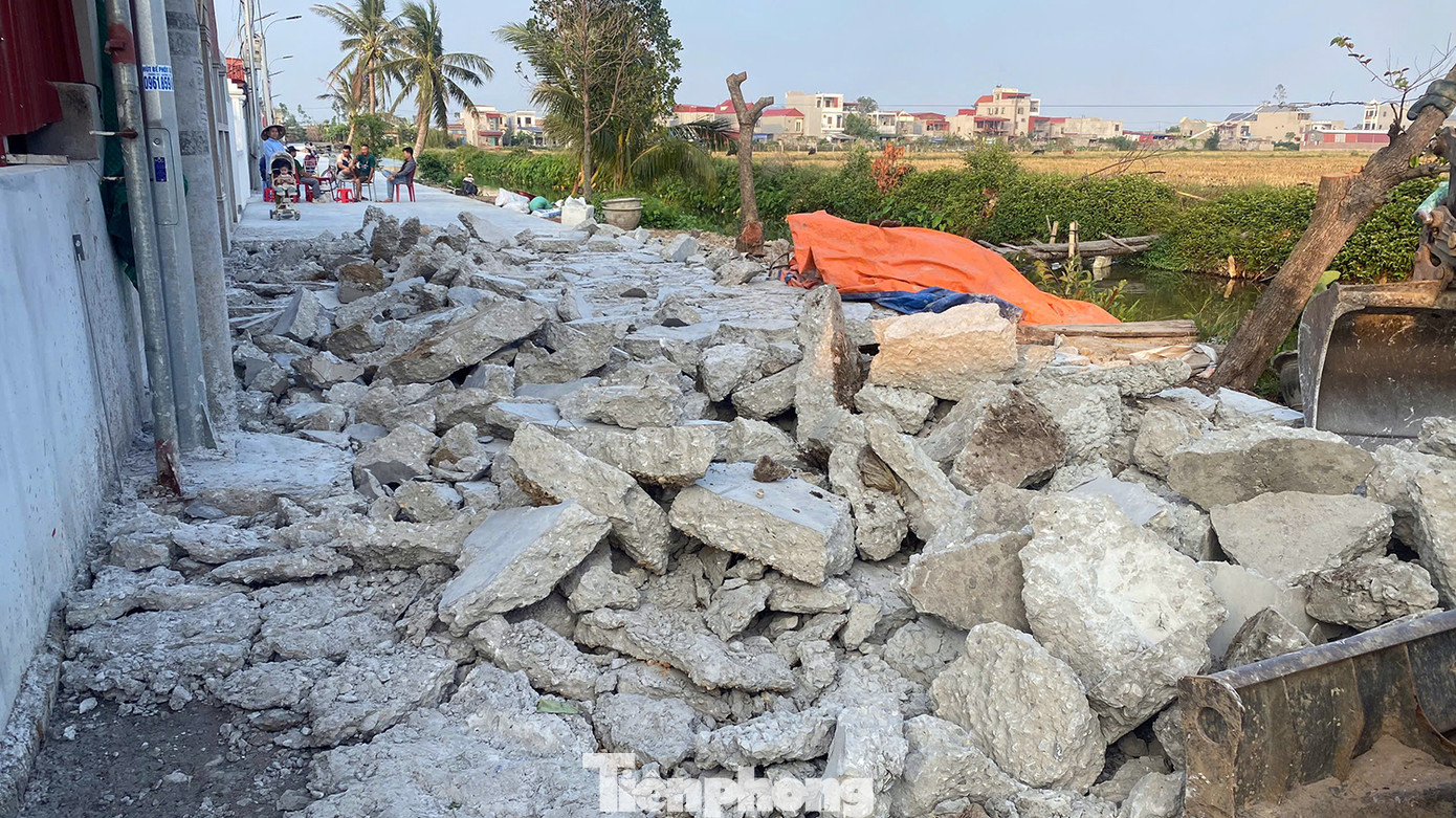 Đại diện BQL Dự án đầu tư xây dựng huyện An Lão cho biết, tuyến đường nông thôn mới kiểu mẫu tại thôn Lang Thượng, xã Mỹ Đức dài khoảng 850m, rộng 4m, bê tông dày 16cm, gói thầu cấp bê tông có khối lượng 530m3 bê tông thương phẩm.