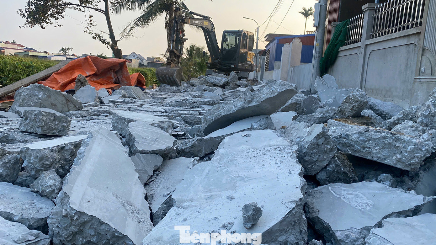 Ngay sau khi tiếp nhận phản ánh, BQL Dự án đầu tư xây dựng huyện An Lão đã yêu cầu cắt, đục, đào bê tông cũ, tổ chức kiểm định chất lượng và cấp bê tông đảm bảo chất lượng để người dân thi công đường nông thôn mới kiểu mẫu.