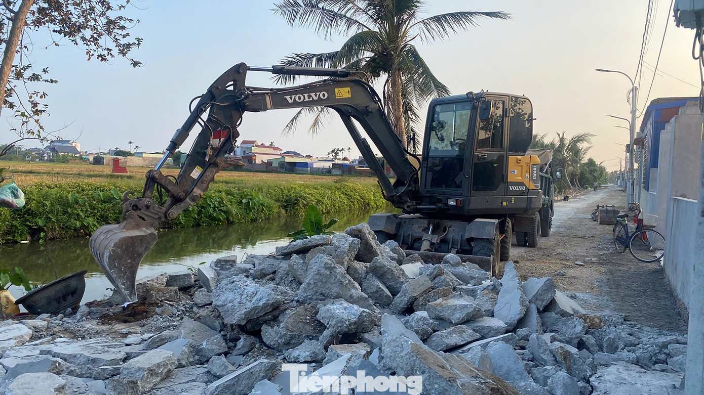 Phản ánh tới Báo Tiền Phong, người dân thôn Lang Thượng, xã Mỹ Đức (huyện An Lão, TP Hải Phòng) cho biết, quá trình đổ bê tông đường nông thôn mới kiểu mẫu phát hiện bê tông không đảm bảo kết cấu, chất lượng.