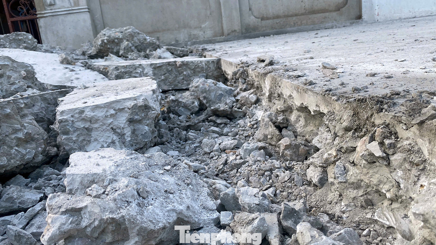 Ông Bùi Đức Ba (người dân thôn Lang Thượng) cho biết, bê tông được chuyển tới công trường có dấu hiệu vón cục, tỷ lệ đá trộn kích thước nhỏ quá lớn. Sau khi phản ảnh, tài xế đã cố tình đổ bê tông xuống đường rồi rời đi khiến bà con rất bức xúc. Do đó, người dân đã không tiếp nhận 4 xe bê tông này, đồng thời đề nghị BQL Dự án Đầu tư xây dựng huyện An Lão, UBND xã Mỹ Đức tới kiểm tra chất lượng đường.