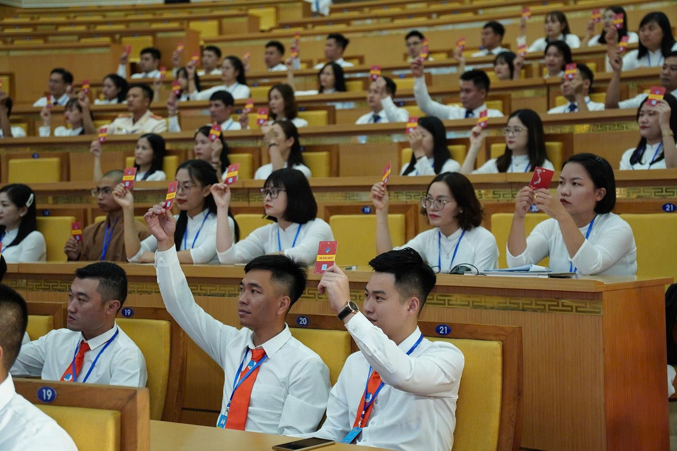 Các đại biểu biểu quyết tại đại hội.