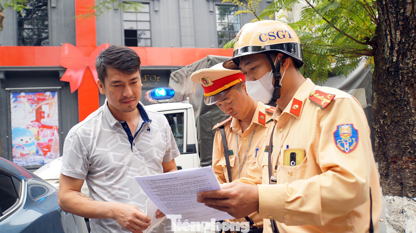 Đỗ xe trên vỉa hè phố Đinh Tiên Hoàng, anh Phạm V.H (trú ở phường Hoàng Văn Thụ) lý giải, gia đình anh có 2 ô tô và trong thời gian ngắn gia đình chưa đăng ký được điểm đỗ do các khu vực này đều đã quá tải. Thừa nhận hành vi đỗ trên vỉa hè, anh được cảnh sát tuyên truyền nhắc nhở về công tác chỉ đạo của thành phố chấn chỉnh, tăng cường xử phạt hành vi đỗ xe trái quy định.