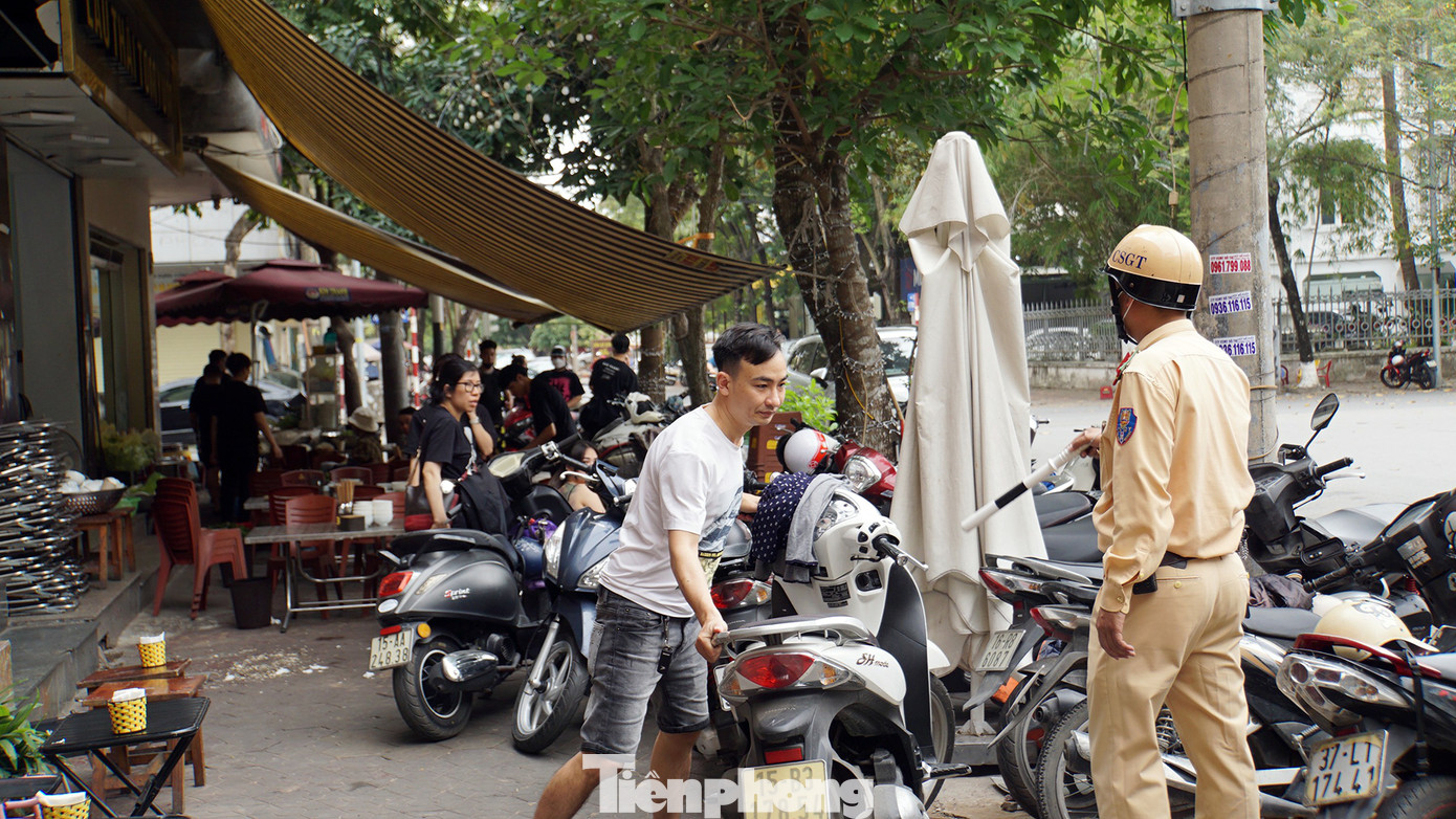 Lực lượng chức năng cũng đã xử phạt, nhắc nhở các cơ sở kinh doanh, chủ phương tiện vi phạm. Đại diện lãnh đạo Đội CSGT-TT quận Hồng Bàng cho biết,