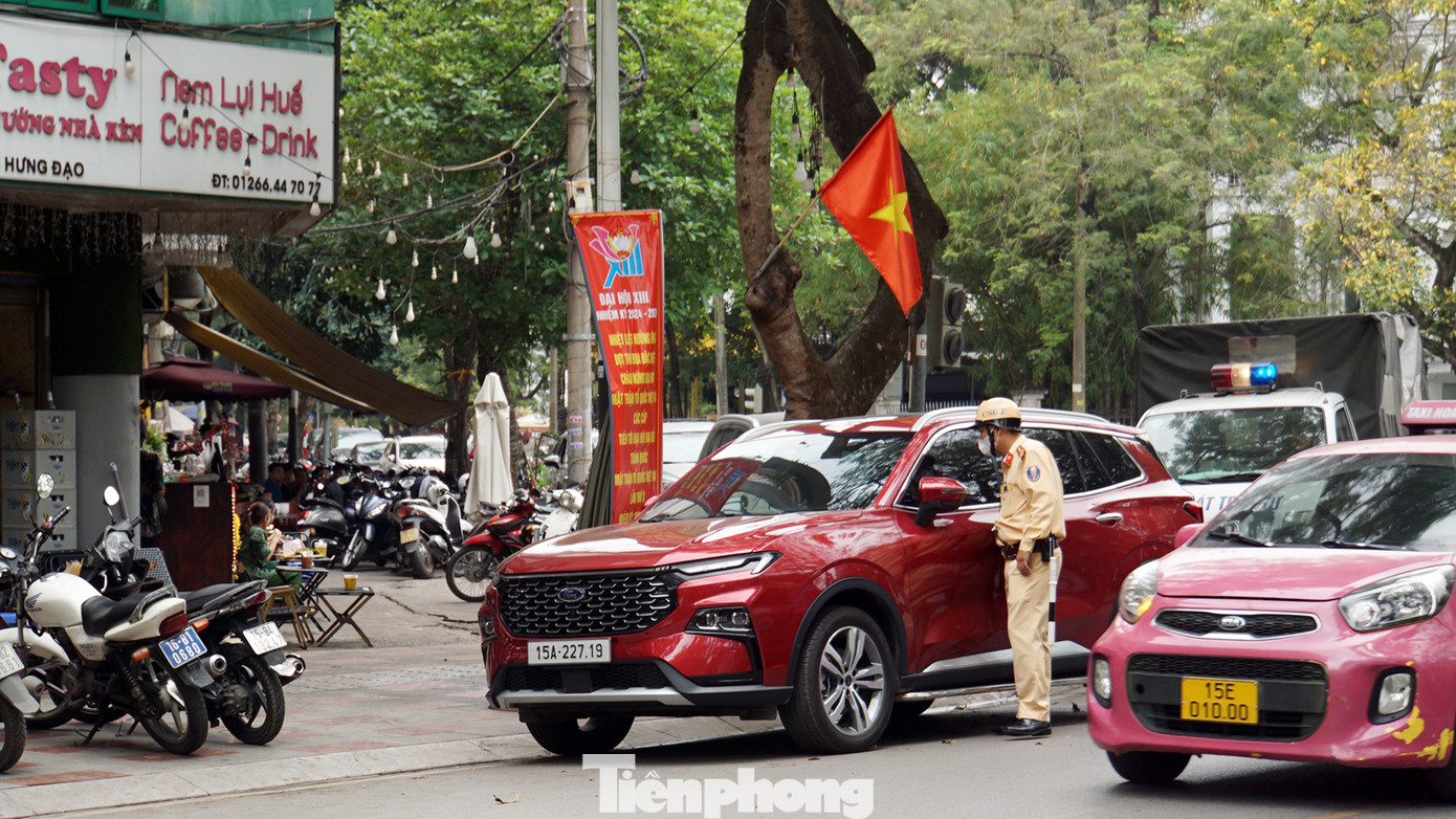 Tại nút giao Trần Quang Khải - Trần Hưng Đạo, cảnh sát cũng ghi nhận nhiều tài xế đỗ xe tại khúc cua, che khuất tầm nhìn của các phương tiện khác. Trong đó, nhiều tài xế đỗ xe để vào trụ sở các sở, ngành, ngân hàng, các cơ quan quản lý Nhà nước giải quyết thủ tục. Lực lượng chức năng cũng đã lập biên bản vi phạm, tổ chức tuyên truyền, nhắc nhở nhiều tài xế vi phạm tại nút giao này.