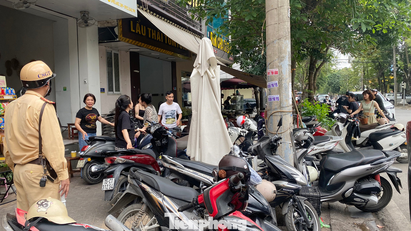 Cũng tại nút giao Trần Quang Khải - Trần Hưng Đạo là tụ điểm dừng đỗ của xe máy vào các cơ sở kinh doanh dịch vụ ăn uống. Nhiều chủ các cơ sở tận dụng toàn bộ diện tích vỉa hè để bán hàng, đỗ xe máy tràn xuống đường.