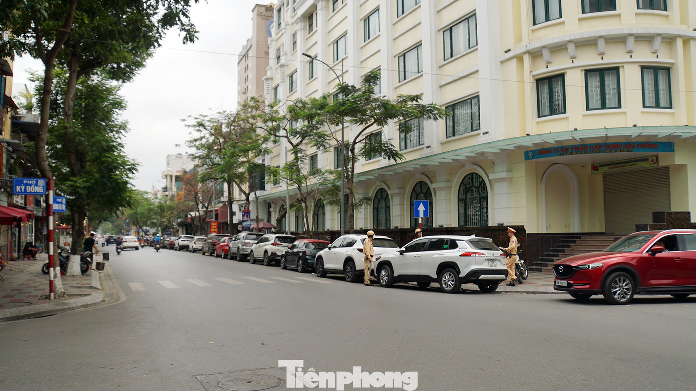 Chủ tịch UBND TP. Hải Phòng vừa chỉ đạo lực lượng chức năng thành phố tăng cường tuần tra, xử phạt mức tối đa tài xế đỗ xe dưới lòng đường, vỉa hè tại các tuyến phố trung tâm không đúng quy định kể từ 1/4.