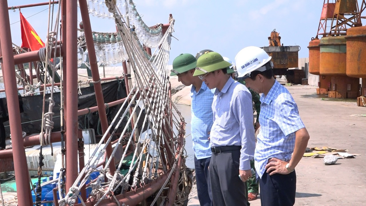 Lãnh đạo huyện Bạch Long Vĩ kiểm tra công tác phòng chống bão. Lãnh đạo huyện Bạch Long Vĩ kiểm tra công tác phòng chống bão.