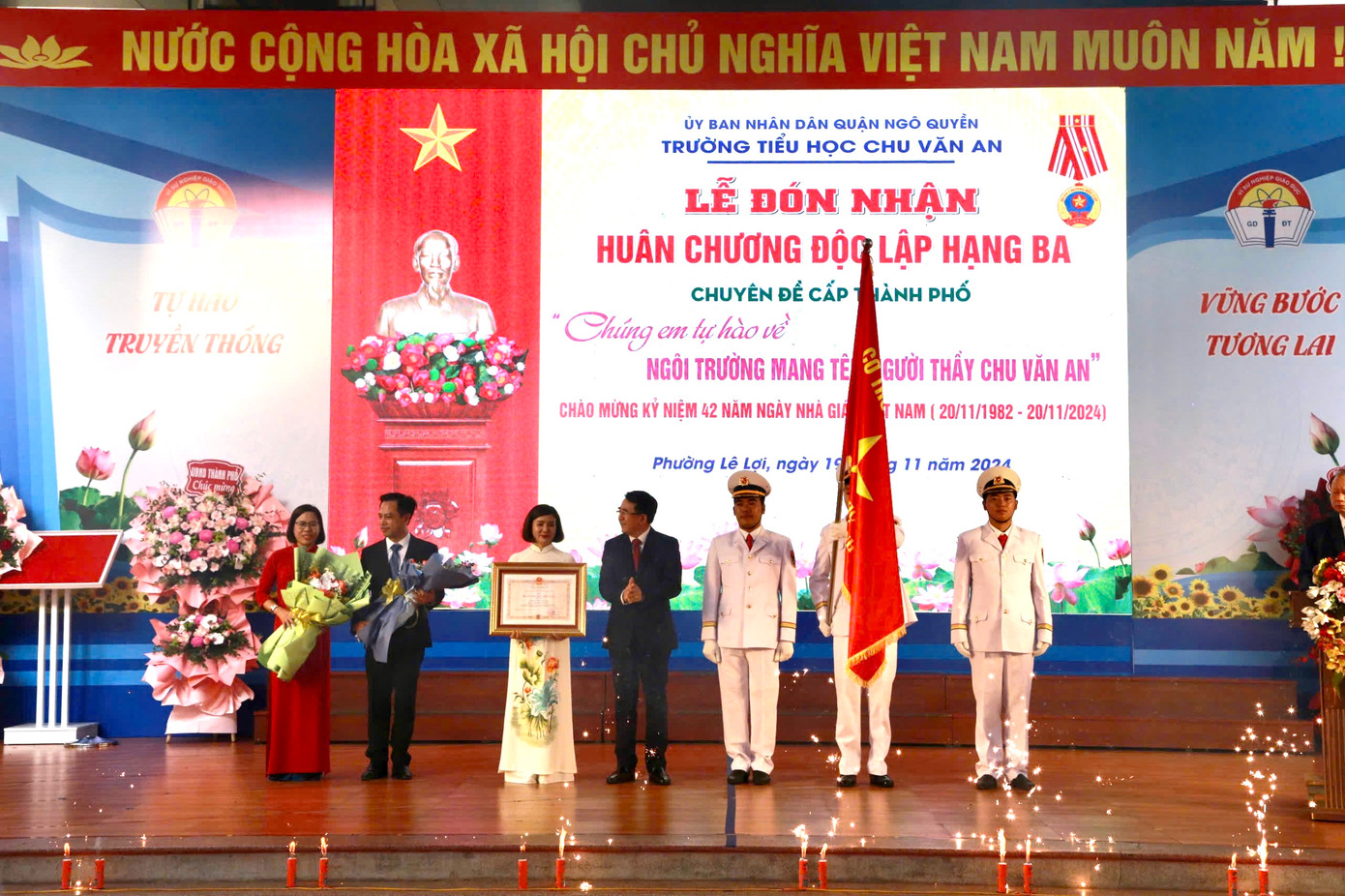 Ông Lê Khắc Nam - Phó Chủ tịch UBND TP Hải Phòng thực hiện nghi thức trao Huân chương Độc lập Hạng Ba cho Ban giám hiệu Trường Tiểu học Chu Văn An.