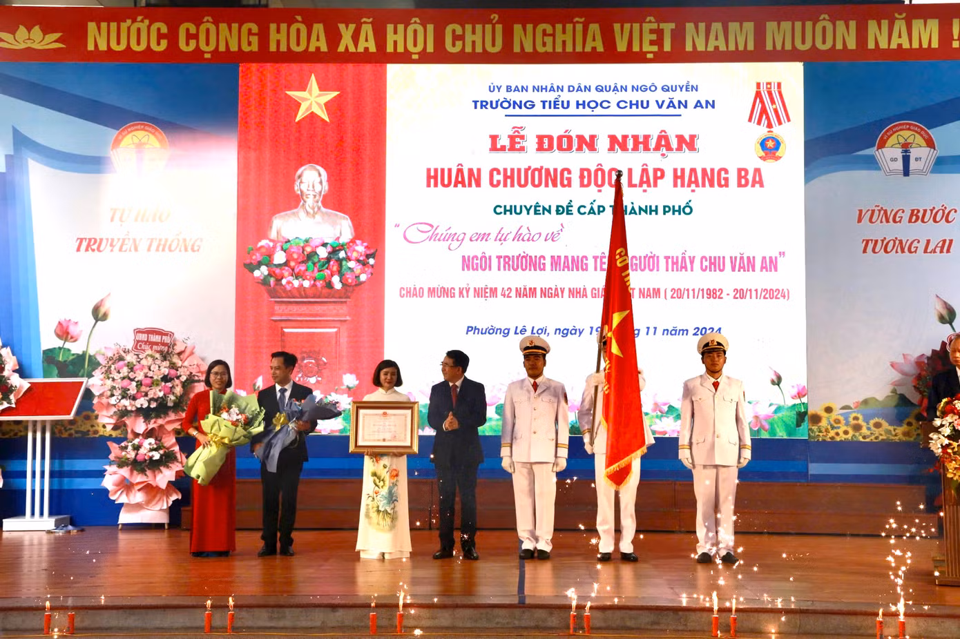 Ông Lê Khắc Nam - Phó Chủ tịch UBND TP Hải Phòng thực hiện nghi thức trao Huân chương Độc lập Hạng Ba cho Ban giám hiệu Trường Tiểu học Chu Văn An. Ông Lê Khắc Nam - Phó Chủ tịch UBND TP Hải Phòng thực hiện nghi thức trao Huân chương Độc lập Hạng Ba cho Ban giám hiệu Trường Tiểu học Chu Văn An.