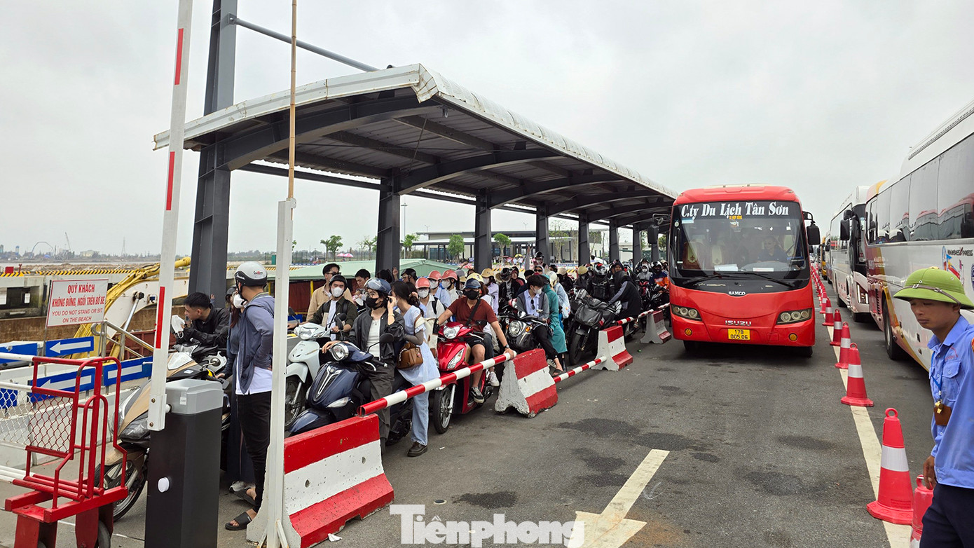 Cuối tháng 3 vừa qua, huyện Cát Hải tổ chức nhiều hoạt động lễ hội, khai mạc mùa du lịch năm 2024. Kể từ thời điểm này, bến phà Đồng Bài bắt đầu xuất hiện cảnh ùn tắc.