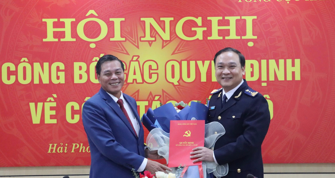 Ông Nguyễn Văn Tùng - Chủ tịch UBND TP Hải Phòng - tặng hoa chúc mừng tân Cục trưởng Cục Hải quan Hải Phòng.