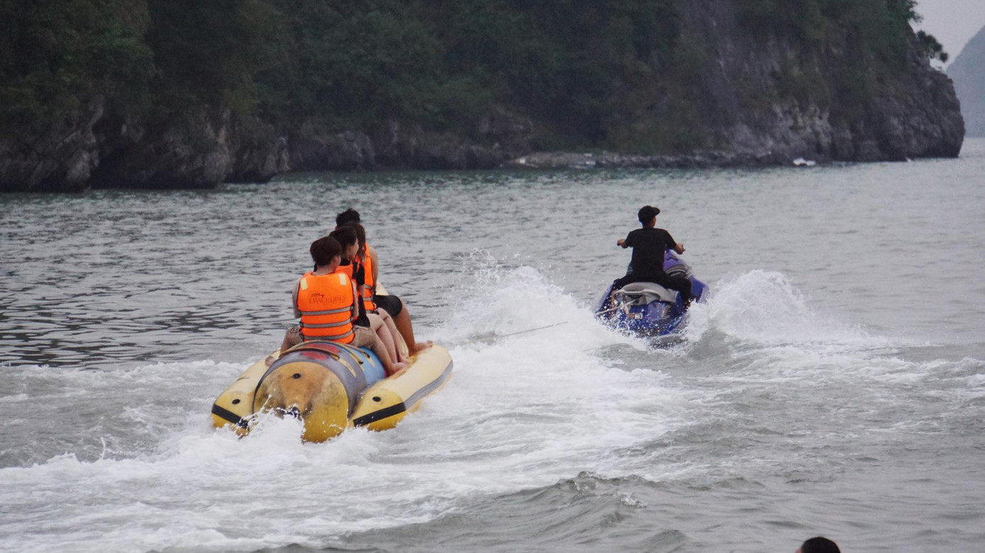 5-6 thuyền chuối hoạt động hết công suất tại bãi tắm Tùng Thu.