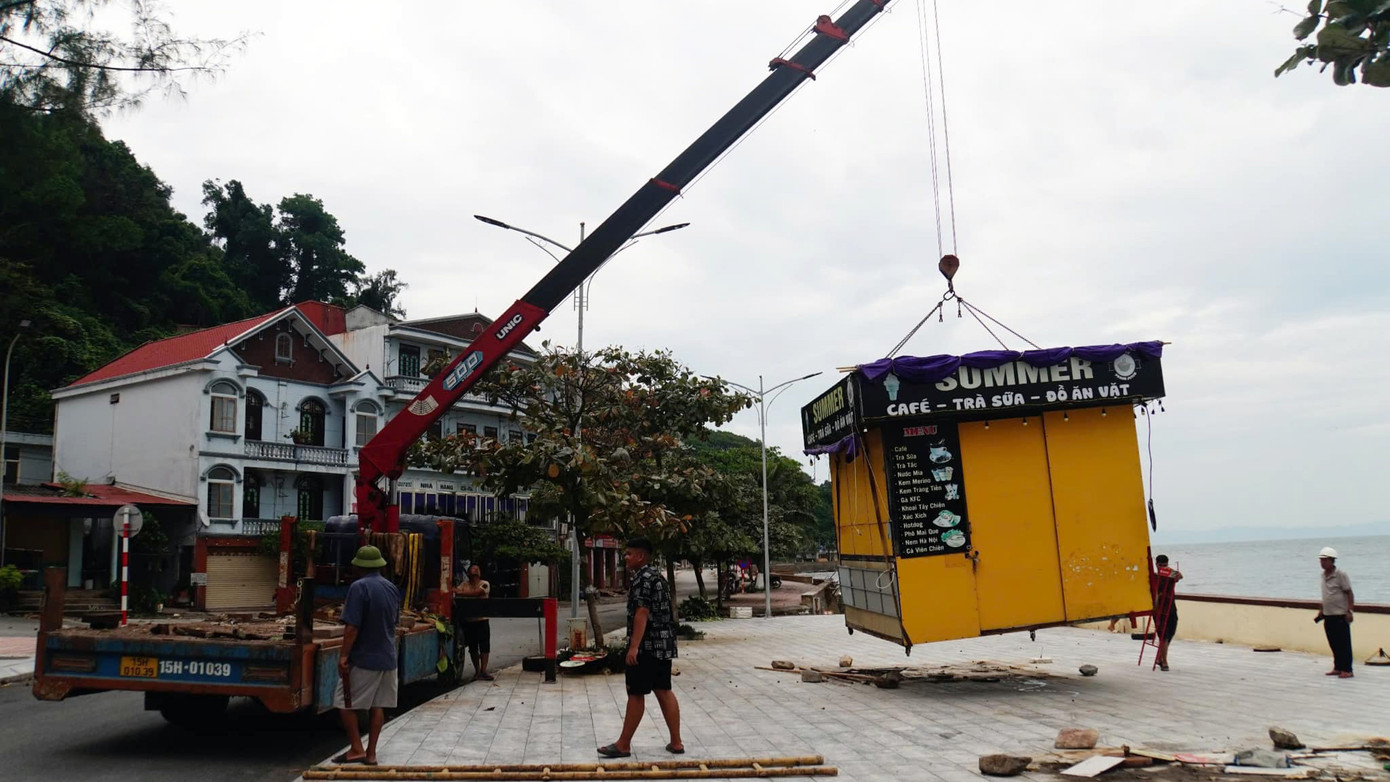 Trong khi đó, UBND quận Đồ Sơn huy động lực lượng, thiết bị hỗ trợ các cơ sở kinh doanh dịch vụ di chuyển các ki-ốt trên phố đi bộ ven biển về khu vực an toàn, tránh gió nhằm giảm thiểu thiệt hại về tài sản.