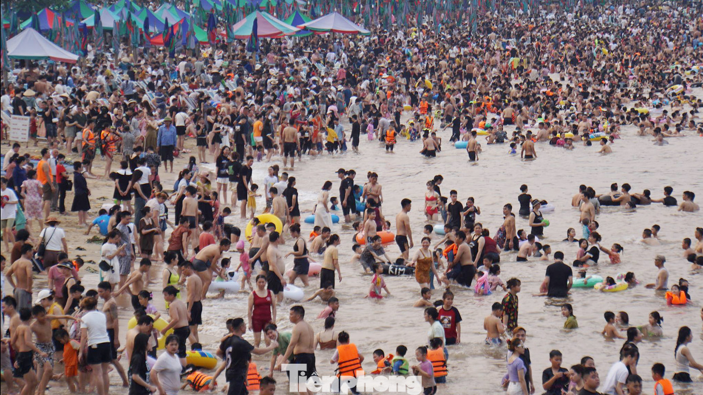 Ghi nhận của PV Tiền Phong, từ chiều đến tối tại bãi tắm khu 2 Đồ Sơn, biển người xuống bờ cát vui chơi khiến bãi tắm dài khoảng 500-700 m ken đặc gần như không có khoảng trống. Khu vực trống giữa biển người được làm khu vực cho khách chơi dù lượn ngắm biển.
