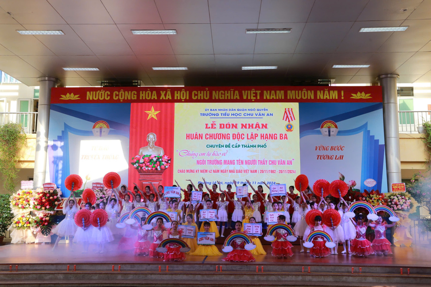 Các em học sinh biểu diễn các tiết mục văn nghệ chào mừng.