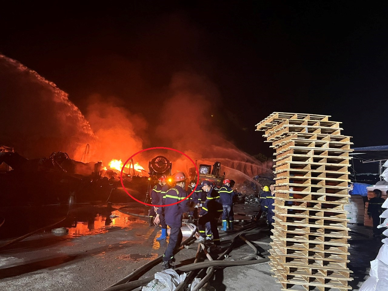 Hình ảnh robot TAF35 hỗ trợ cảnh sát dập lửa tại hiện trường vụ hỏa hoạn kho xưởng hạt nhựa tại huyện An Dương, TP Hải Phòng tối 22/2.