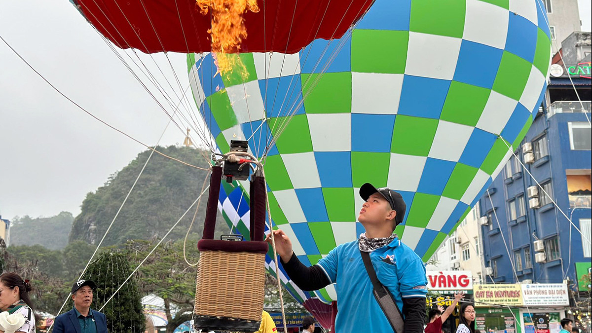 Người dân và du khách tới đây được trải nghiệm bay treo khinh khí cầu miễn phí. Khinh khí cầu sẽ bay lên xuống lơ lửng rồi cố định ở một vị trí bảo đảm an toàn cho du khách. Độ cao tối đa khi bay treo tại Cát Bà khoảng 25m.
