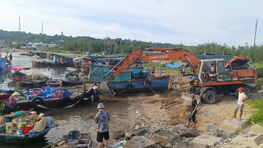 Lực lượng chức năng hỗ trợ ngư dân về nơi tránh bão tại huyện Bạch Long Vĩ. Lực lượng chức năng hỗ trợ ngư dân về nơi tránh bão tại huyện Bạch Long Vĩ.