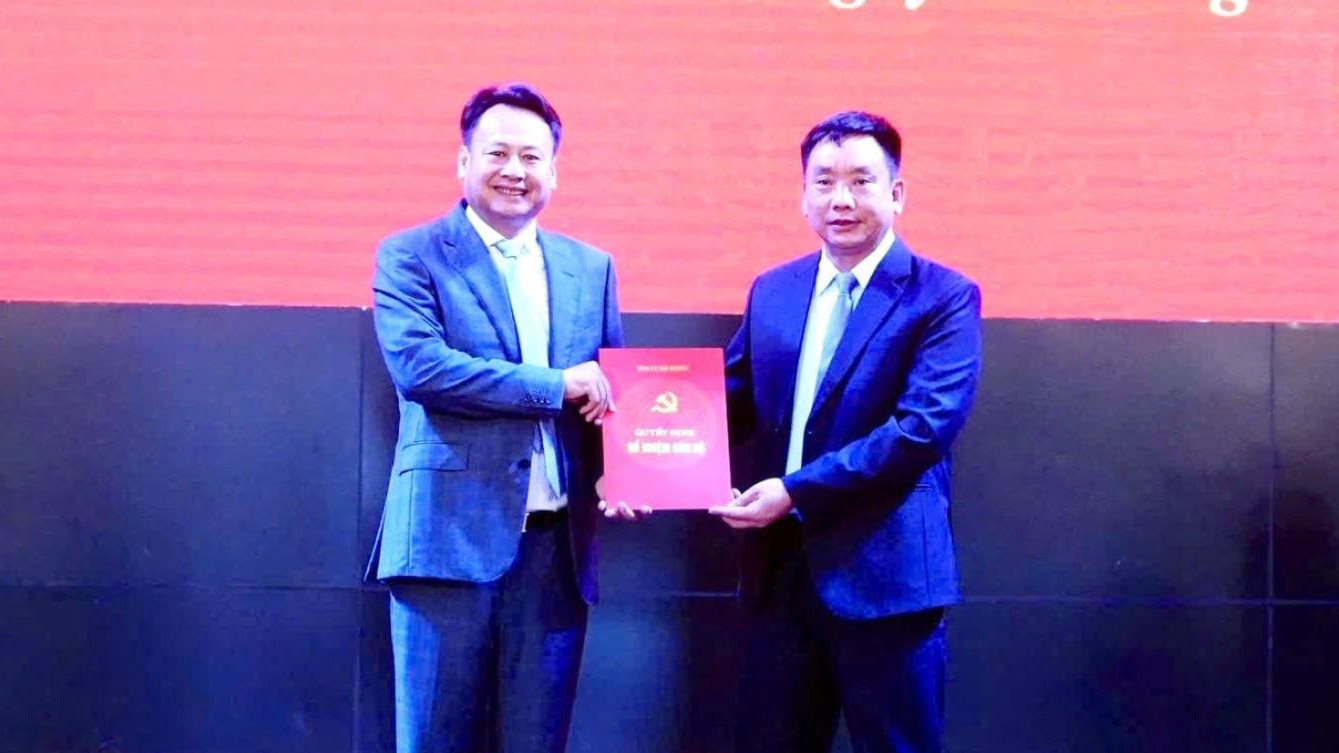 Ông Trần Văn Quân - Phó Chủ tịch UBND tỉnh Hải Dương trao quyết định công tác cho ông Nguyễn Tuấn Hưng (trái ảnh). Ảnh: BHD