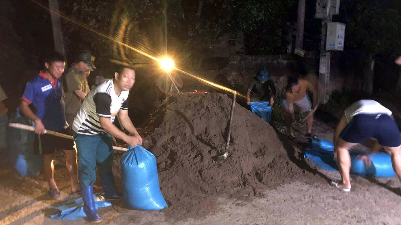 Lực lượng chức năng tỉnh Hải Dương đóng bao đất, cát gia cố những khu vực, vị trí xung yếu, phòng ngừa lũ lụt. Lực lượng chức năng tỉnh Hải Dương đóng bao đất, cát gia cố những khu vực, vị trí xung yếu, phòng ngừa lũ lụt.