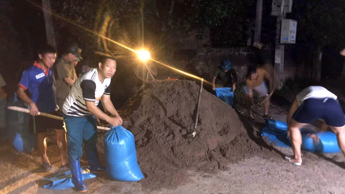 Lực lượng chức năng tỉnh Hải Dương đóng bao đất, cát gia cố những khu vực, vị trí xung yếu, phòng ngừa lũ lụt. Lực lượng chức năng tỉnh Hải Dương đóng bao đất, cát gia cố những khu vực, vị trí xung yếu, phòng ngừa lũ lụt.