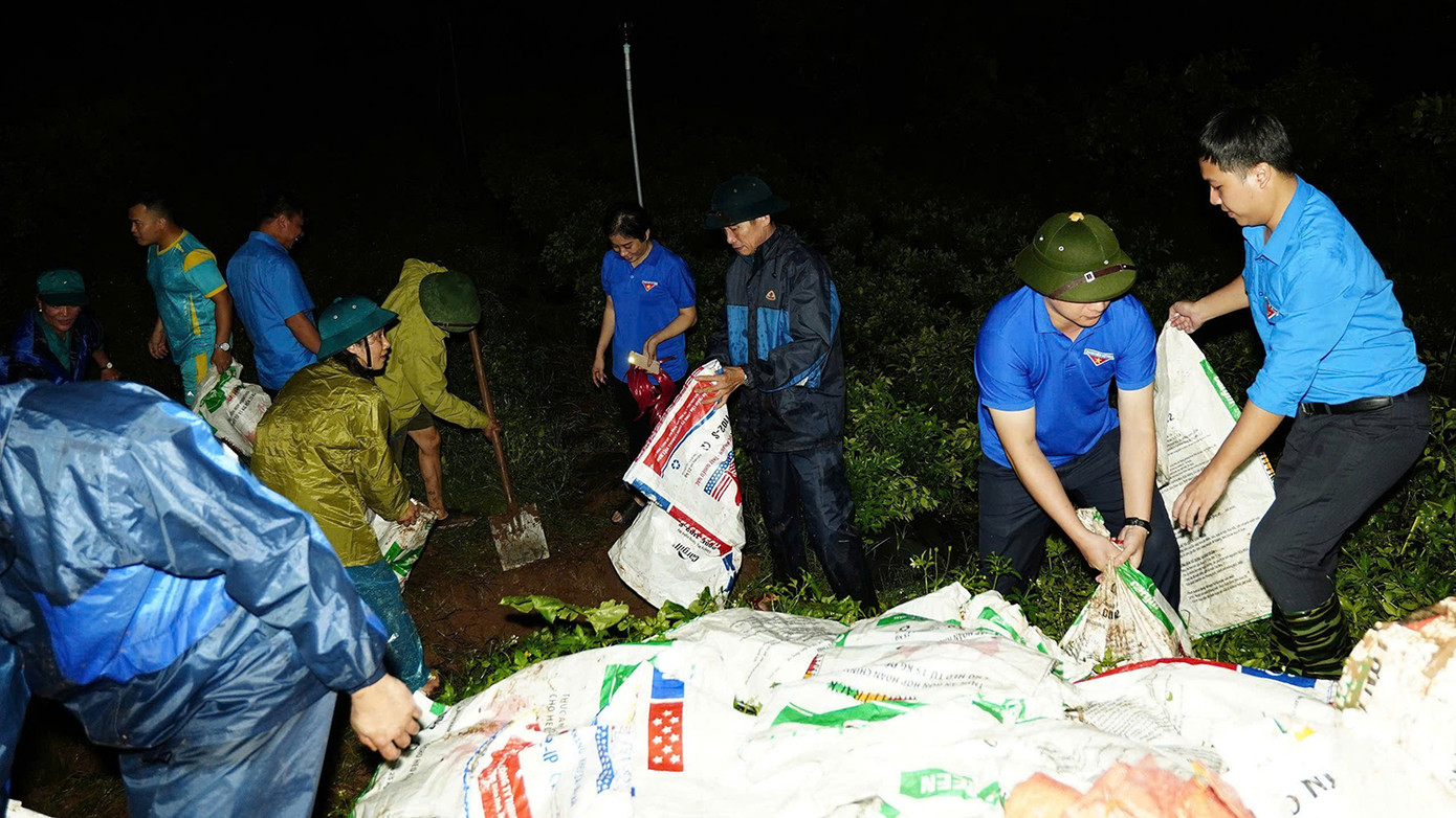 Thanh niên tỉnh Hưng Yên phối hợp với lực lượng quân đội, công an và chính quyền cơ sở gia cố đắp bờ chắn nước trong đêm.