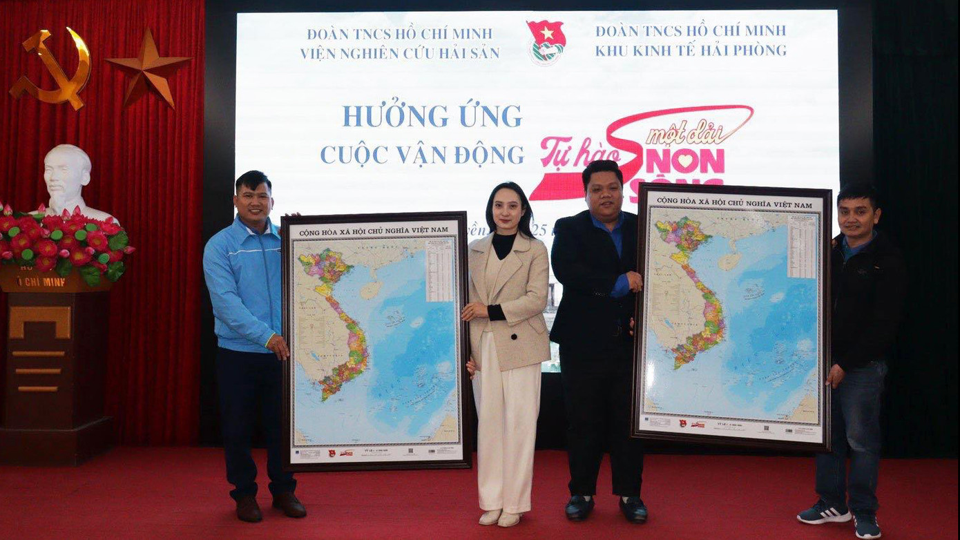 Thành Đoàn Hải Phòng tặng bản đồ Việt Nam cho BCH Đoàn Thanh niên Viện Nghiên cứu Hải sản.