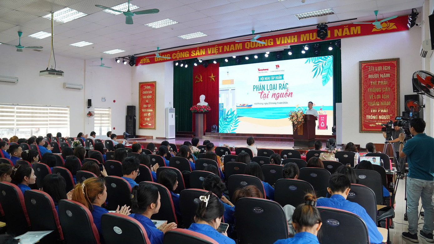 Toàn cảnh Hội nghị "Tập huấn phân loại rác thải tại nguồn cho đoàn viên thanh niên Hải Phòng" tổ chức tại Trường Cao đẳng Y tế Hải Phòng sáng 23/11.
