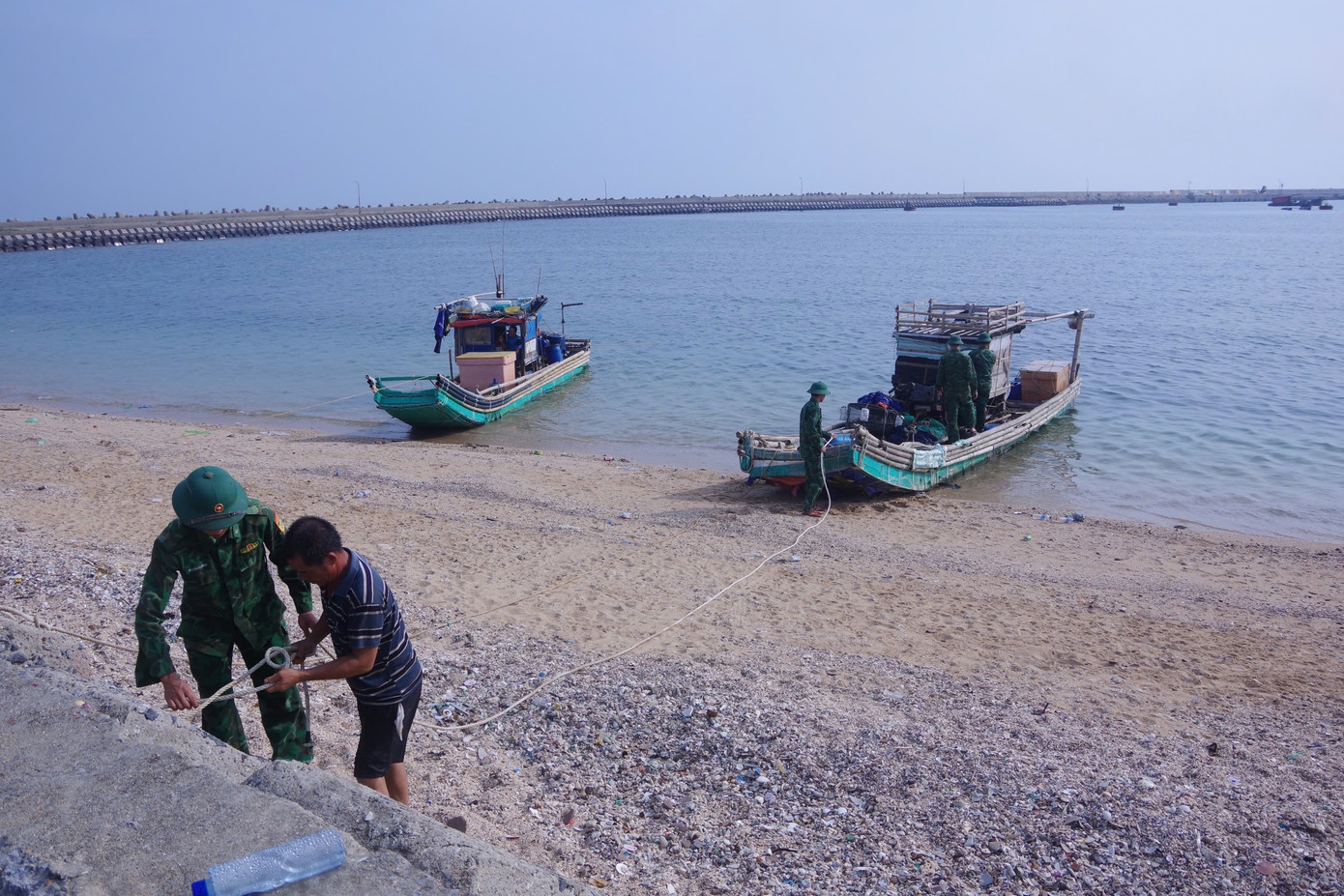 Theo thống kê, huyện Bạch Long Vĩ có 113 phương tiện với 216 người lao động làm nghề biển. Lực lượng liên ngành đã tổ chức tuyên truyền, vận động, giúp ngư dân đưa tàu về âu cảng, chằng buộc, gia cố chắc chắn.