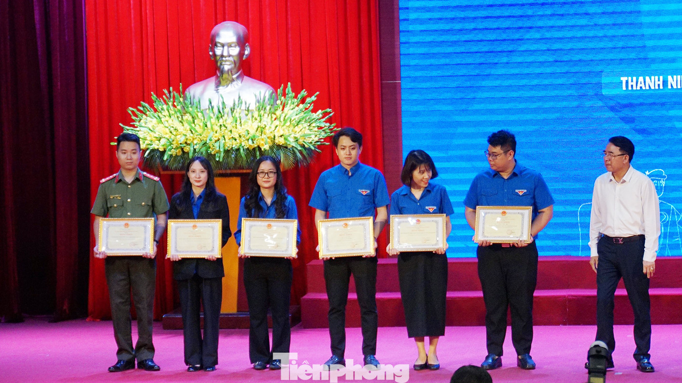 UBND TP Hải Phòng trao bằng khen cho tập thể, cá nhân có thành tích xuất sắc trong Tháng Thanh niên 2024.