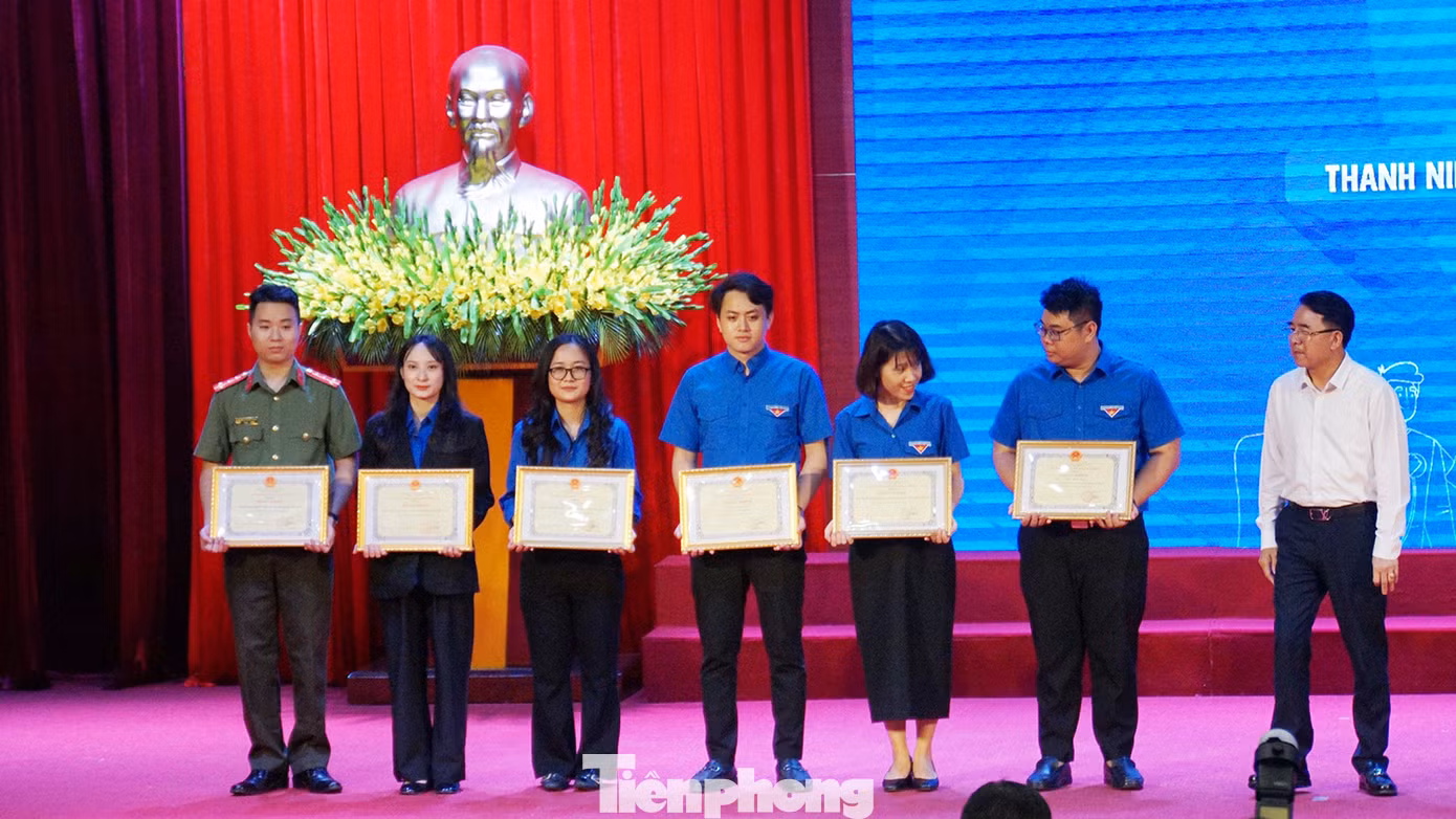 UBND TP Hải Phòng trao bằng khen cho tập thể, cá nhân có thành tích xuất sắc trong Tháng Thanh niên 2024.
