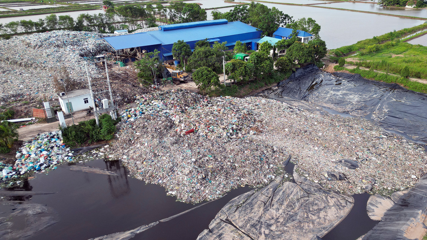 Núi rác khổng lồ tại xã Kiến Thiết (Tiên Lãng, Hải Phòng) được san gạt nhưng không có biện pháp xử lý gây ô nhiễm. Núi rác khổng lồ tại xã Kiến Thiết (Tiên Lãng, Hải Phòng) được san gạt nhưng không có biện pháp xử lý gây ô nhiễm.