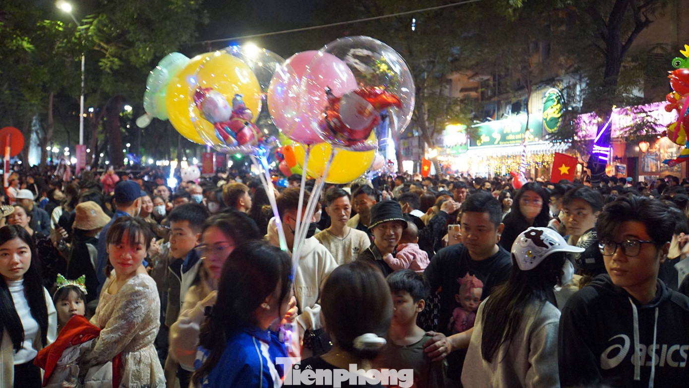 Lực lượng cảnh sát phân luồng, cấm phương tiện vào các tuyến phố trung tâm: Cầu Đất, Hoàng Văn Thụ, Đinh Tiên Hoàng, Trần Phú, Nguyễn Đức Cảnh, Quang Trung, Trần Hưng Đạo tuy nhiên, các tuyến phố này đều chật cứng người dân đến xem nhạc hội.