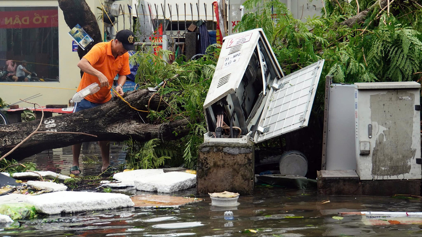 Thông tin từ ngành điện lực Hải Phòng, bão số 3 khiến nhiều trạm, đường truyền tải điện bị ảnh hưởng, hư hỏng dẫn đến nhiều khu vực trên địa bàn thành phố bị mất điện. Tính đến chiều 8/9, khoảng 70% khách hàng bị mất điện được cấp trở lại.