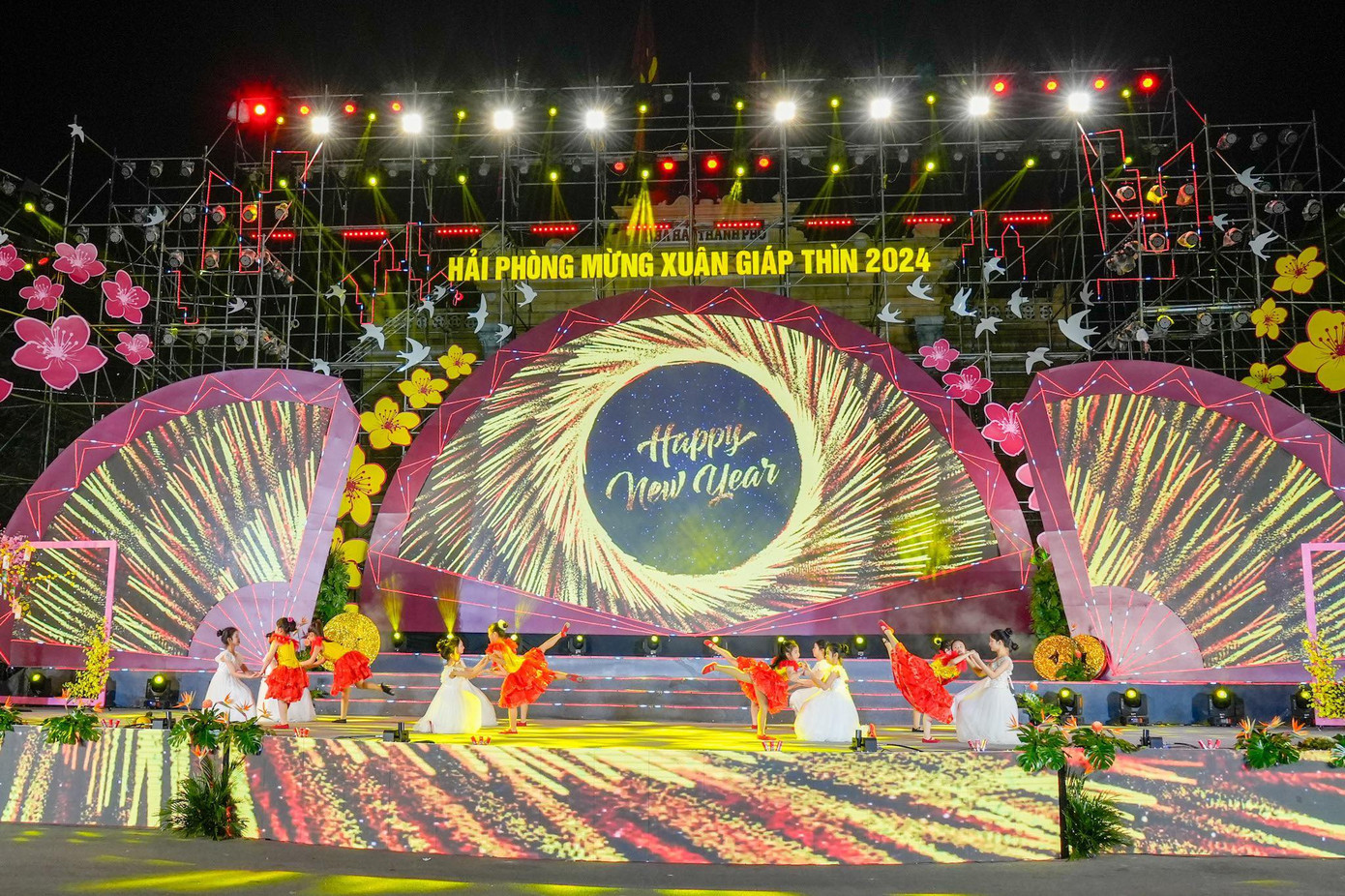 Pháo hoa rực sáng trên bầu trời chào năm mới Giáp Thìn 2024 ảnh 161 Pháo hoa rực sáng trên bầu trời chào năm mới Giáp Thìn 2024 ảnh 161