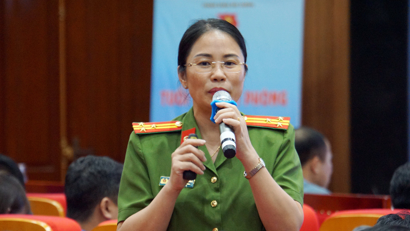 Thượng tá, tiến sĩ Dương Thị Thanh Huyền – Phó trưởng Phòng Tham mưu tổng hợp, Cục Cảnh sát điều tra tội phạm về ma túy (Bộ Công an) tập huấn cho cán bộ Đoàn Thanh niên về kiến thức pháp luật, kỹ năng tuyên truyền phòng, chống ma túy tại cơ sở.