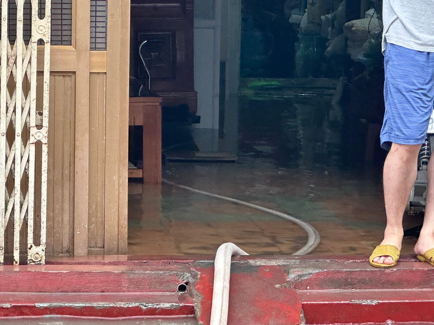 Phố Cầu Đất, Lê Chân là phố trung tâm gần nhà hát lớn nhưng đây là điểm đen ngập lụt mỗi khi mưa lớn xuất hiện tại Hải Phòng. Người dân ở đây sống chung với ngập lụt nhiều năm nay.