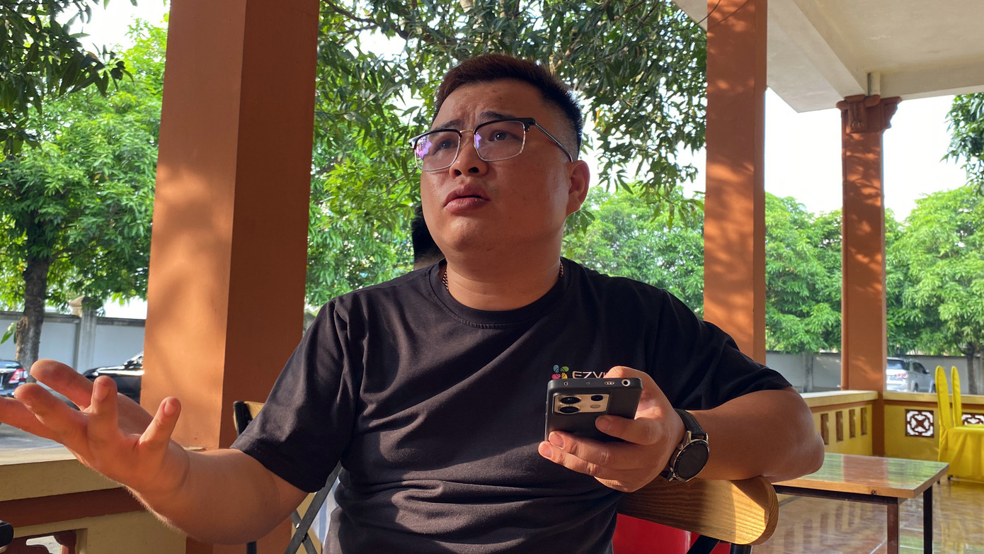 Anh Nguyễn Ngọc Thái kể lại phút đạp cửa ô tô tìm cháu bé. Anh Nguyễn Ngọc Thái kể lại phút đạp cửa ô tô tìm cháu bé.