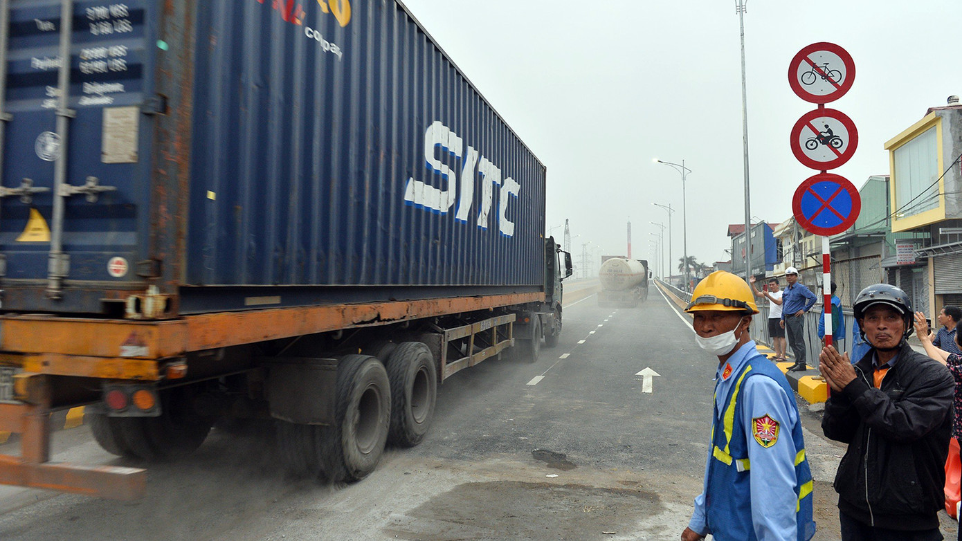 Nhiều người dân chứng kiến khoảnh khắc thông xe qua cầu vượt vui mừng bởi nút cầu vượt mới xây dựng sẽ giải quyết tình trạng ùn tắc xe tải, container dọc đường Nguyễn Văn Linh - Quốc lộ 5 nhiều năm qua. Nhiều người dân chứng kiến khoảnh khắc thông xe qua cầu vượt vui mừng bởi nút cầu vượt mới xây dựng sẽ giải quyết tình trạng ùn tắc xe tải, container dọc đường Nguyễn Văn Linh - Quốc lộ 5 nhiều năm qua.