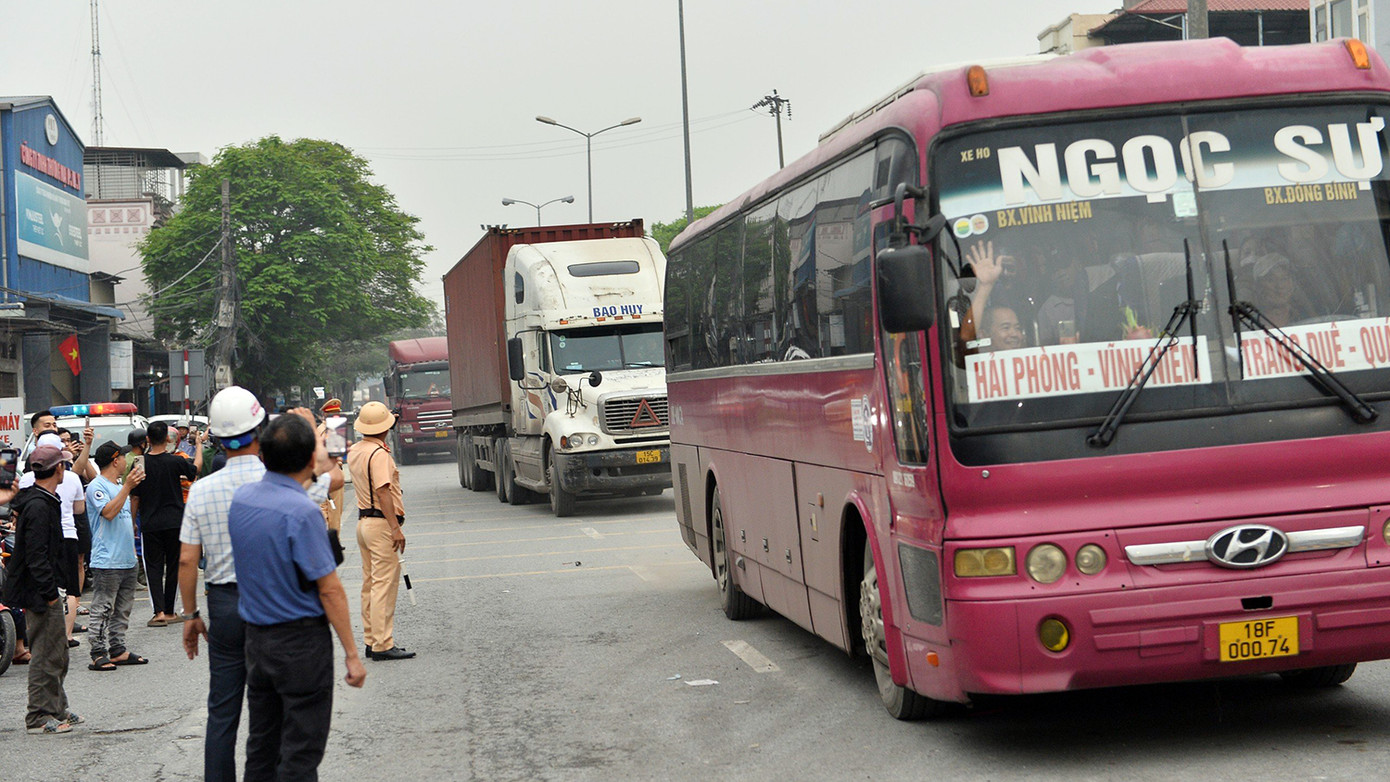 Ngày đầu thông xe qua cầu vượt, hàng vạn xe tải, xe khách, ô tô di chuyển qua cầu vượt. Lực lượng cảnh sát được huy động tới hỗ trợ phân luồng, đảm bảo trật tự an toàn giao thông qua nút giao mới xây dựng. Ngày đầu thông xe qua cầu vượt, hàng vạn xe tải, xe khách, ô tô di chuyển qua cầu vượt. Lực lượng cảnh sát được huy động tới hỗ trợ phân luồng, đảm bảo trật tự an toàn giao thông qua nút giao mới xây dựng.