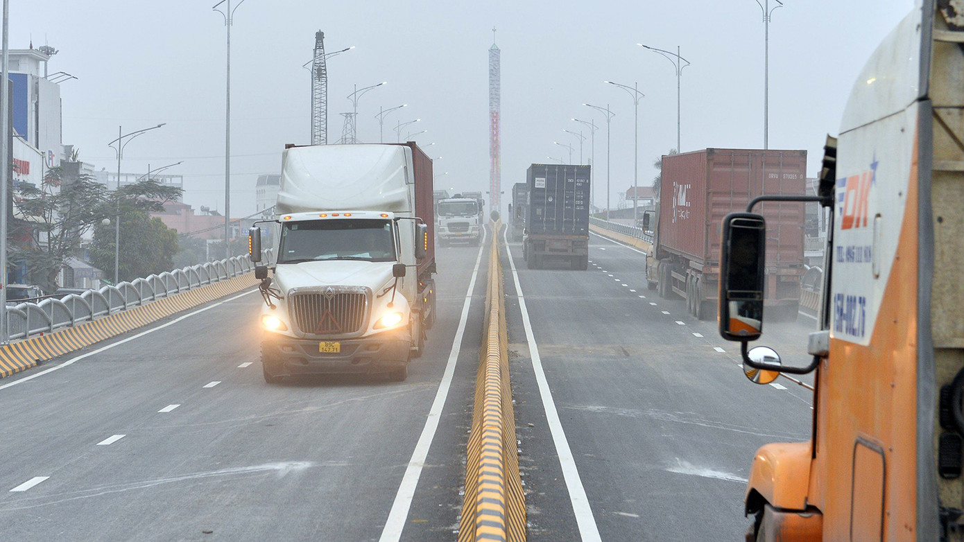 Anh Huy bày tỏ sự vui mừng vì nút giao đã hoàn thành và thông xe cầu vượt sẽ giải quyết được tình trạng ùn tắc xe tải và giải phóng các làn xe cho người dân địa phương di chuyển. Anh Huy bày tỏ sự vui mừng vì nút giao đã hoàn thành và thông xe cầu vượt sẽ giải quyết được tình trạng ùn tắc xe tải và giải phóng các làn xe cho người dân địa phương di chuyển.