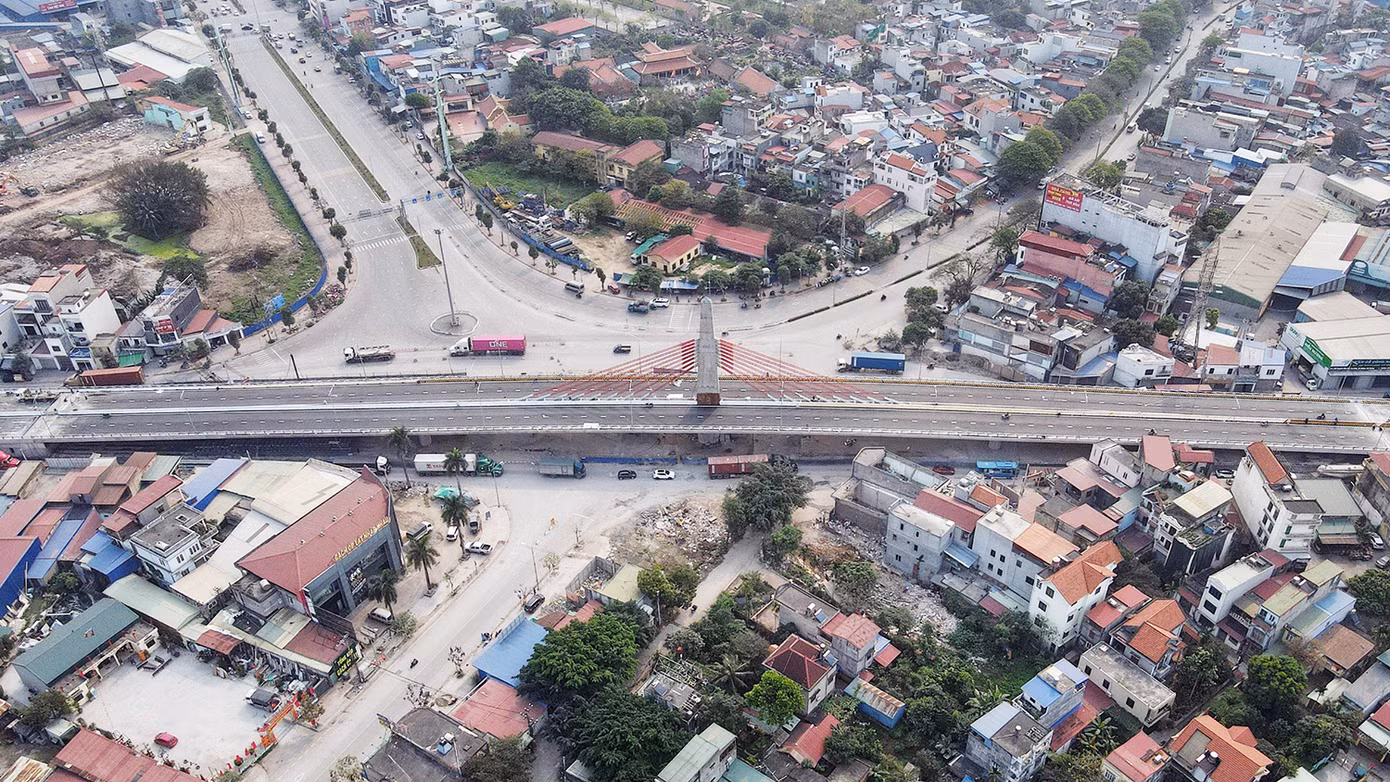 Theo đó, các loại ô tô (xe tải, ô tô con, container...) di chuyển dọc Quốc lộ 5 - Nguyễn Văn Linh ra cảng và ngược lại có thể di chuyển qua cầu vượt. Còn các phương tiện xe máy, xe thô sơ hoặc ô tô di chuyển hướng Máng Nước - Tôn Đức Thắng; Máng Nước - Nam Cầu Bính di chuyển ở làn dưới cầu vượt.