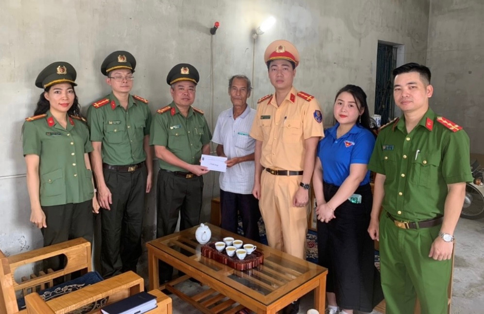 Cán bộ chiến sĩ Phòng ANĐT - Công an TP Hải Phòng phối hợp với các đơn vị tổ chức thăm, tặng quà gia đình có công trên địa bàn quận Dương Kinh.