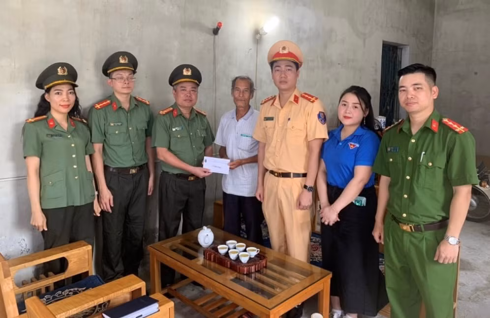 Cán bộ chiến sĩ Phòng ANĐT - Công an TP Hải Phòng phối hợp với các đơn vị tổ chức thăm, tặng quà gia đình có công trên địa bàn quận Dương Kinh.
