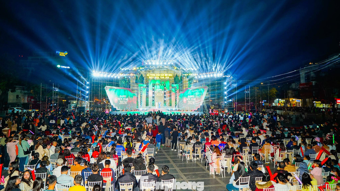 Đêm 31/12/2023, Sở Văn hóa Thể thao TP Hải Phòng tổ chức chương trình nghệ thuật "Hải Phòng chào năm mới 2024" tại Nhà hát lớn và dải vườn hoa trung tâm thành phố, thu hút hàng vạn người dân tới đón khoảnh khắc năm mới 2024.