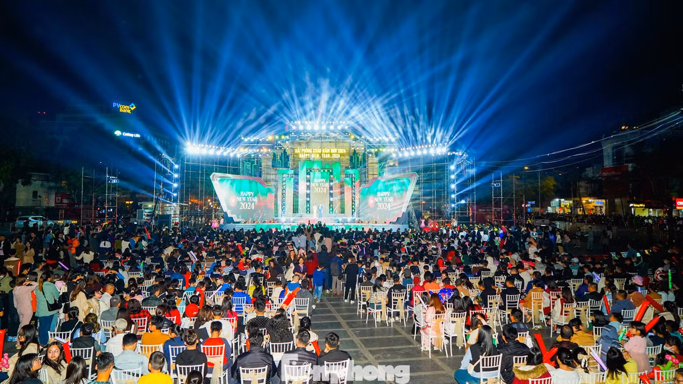 Đêm 31/12/2023, Sở Văn hóa Thể thao TP Hải Phòng tổ chức chương trình nghệ thuật "Hải Phòng chào năm mới 2024" tại Nhà hát lớn và dải vườn hoa trung tâm thành phố, thu hút hàng vạn người dân tới đón khoảnh khắc năm mới 2024. Đêm 31/12/2023, Sở Văn hóa Thể thao TP Hải Phòng tổ chức chương trình nghệ thuật "Hải Phòng chào năm mới 2024" tại Nhà hát lớn và dải vườn hoa trung tâm thành phố, thu hút hàng vạn người dân tới đón khoảnh khắc năm mới 2024.
