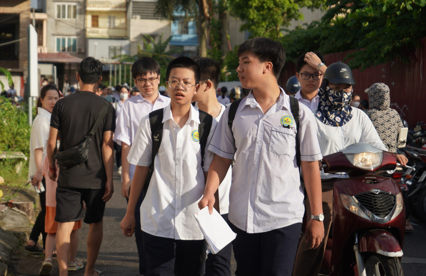 Thí sinh hoàn thành môn Ngữ Văn sáng 4/6 tại Hải Phòng.