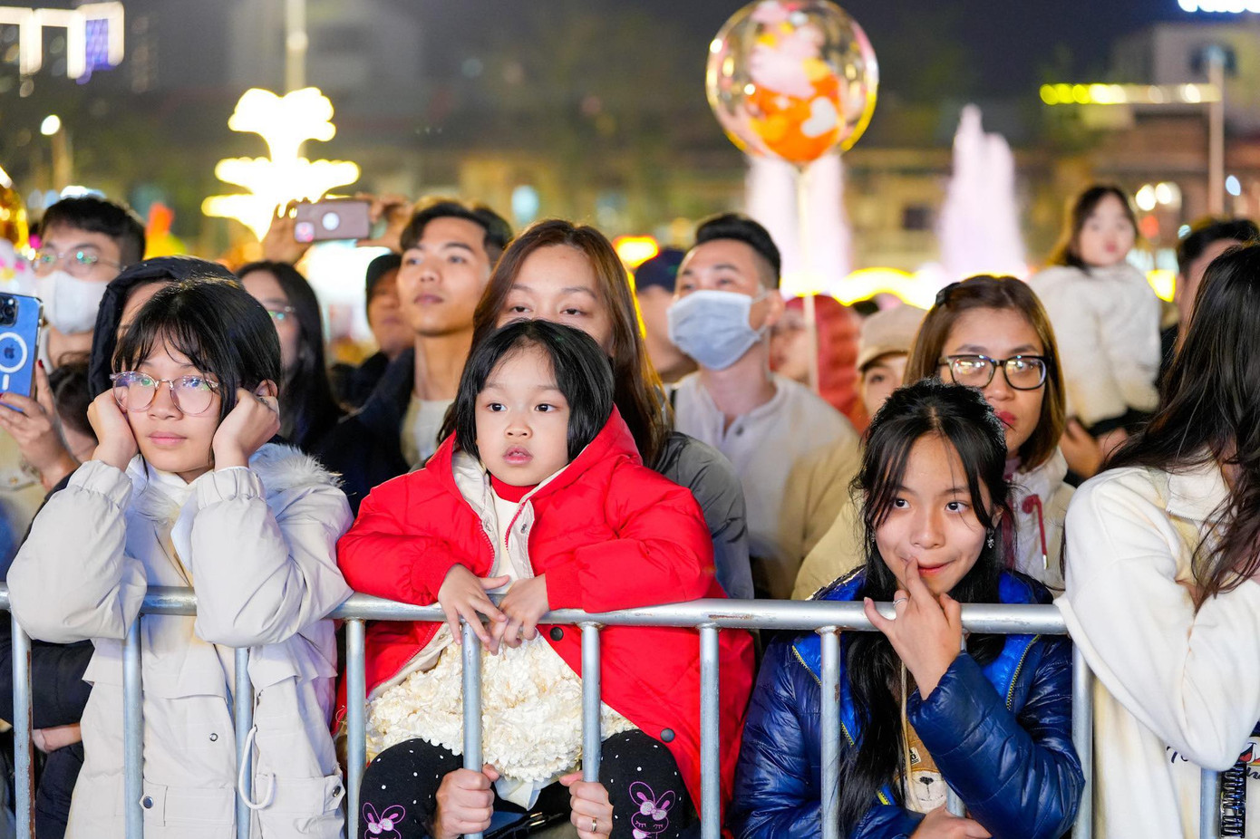 Biển người xem chương trình nghệ thuật chào năm mới tại Nhà hát TP Hải Phòng. Biển người xem chương trình nghệ thuật chào năm mới tại Nhà hát TP Hải Phòng.